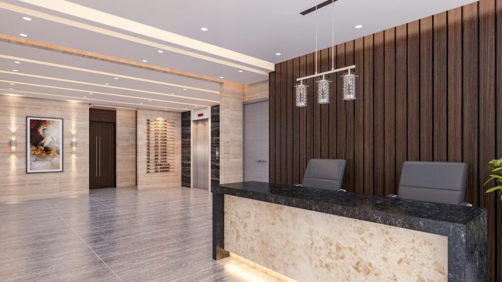 Recepción de la oficina con mostrador de madera y luz natural